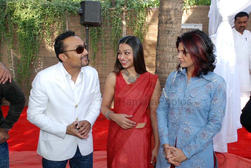 Rahul Bose,Mandira Bedi, Ayesha Dharker  at Mumbai Chaka Chak music launch in Salt Water Grill on Feb 13th 2008 