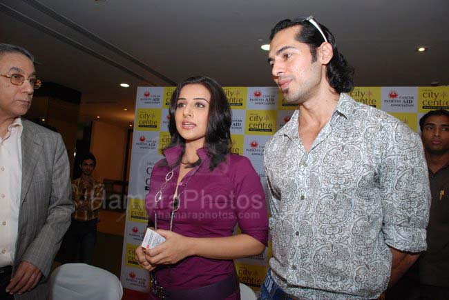 Vidya Balan and Dino Morea celebrate Valentine's Day with cancer patients at Orchid City Centre, Mumbai on 14 Feb 08 