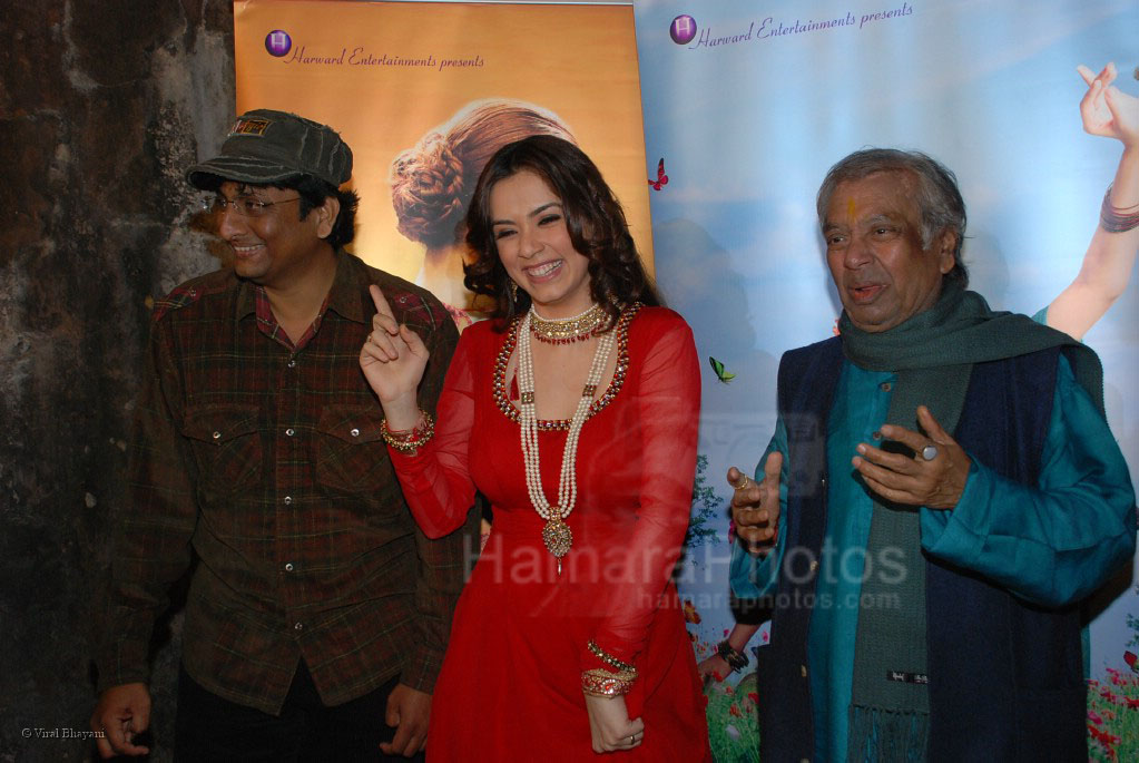 Nargis Bagheri, Pandit Birju Mahraj on the sets of film Pranali at Madh Fort on Feb 16th 2008 
