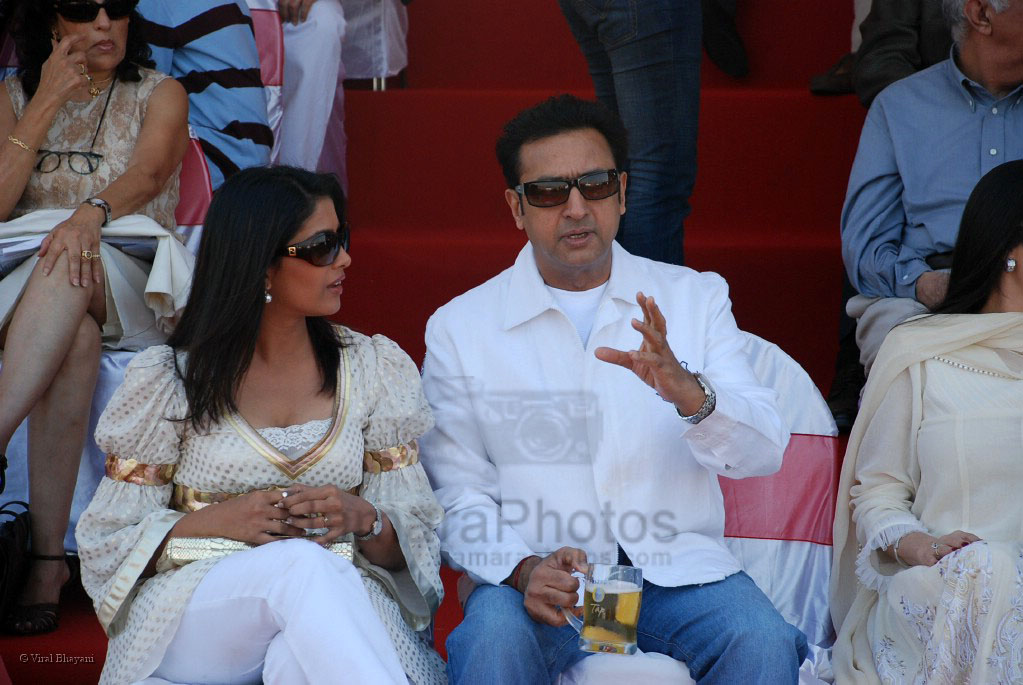 Sonali Kulkarni, Gulshan Grover at Man's World Arc Cup Polo championship in Mahalaxmi Racecourse on Feb 16 2008 