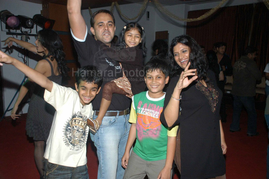 Sumeet Raghavan  with wife chinmayee and family at Mainland China, Andheri on 17th Feb 2008 