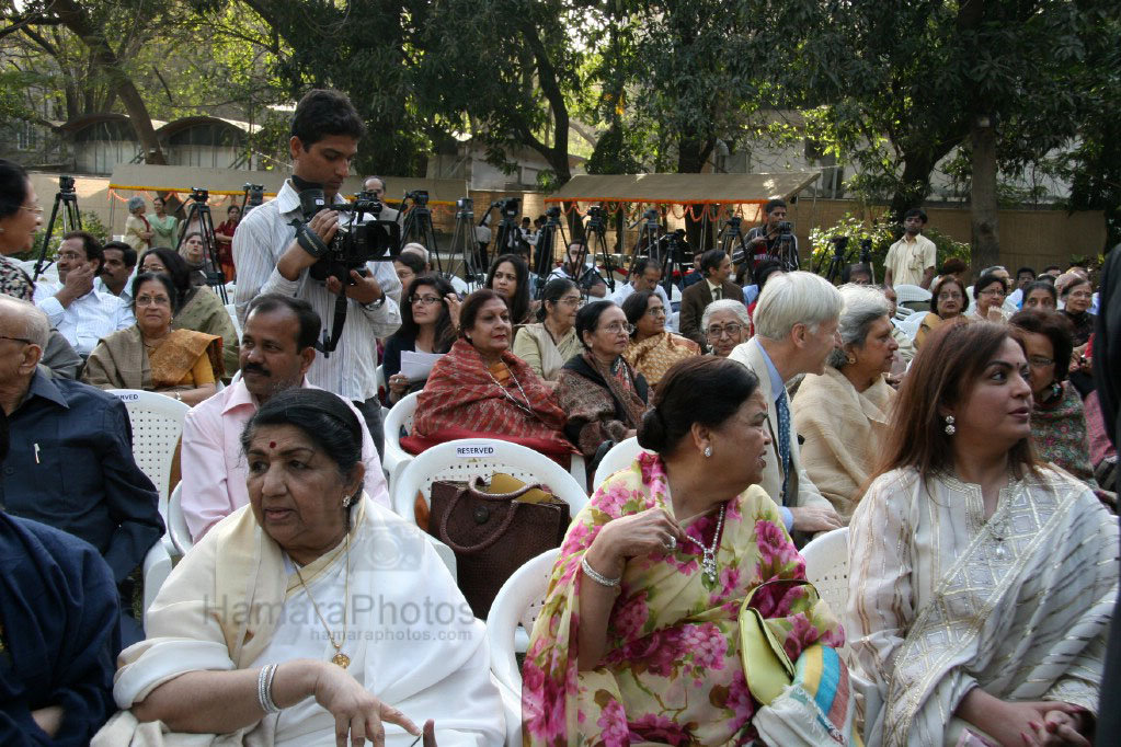 Lata Mangeshkar inaugurated Pichhwais of Shrinathji Exhibition 