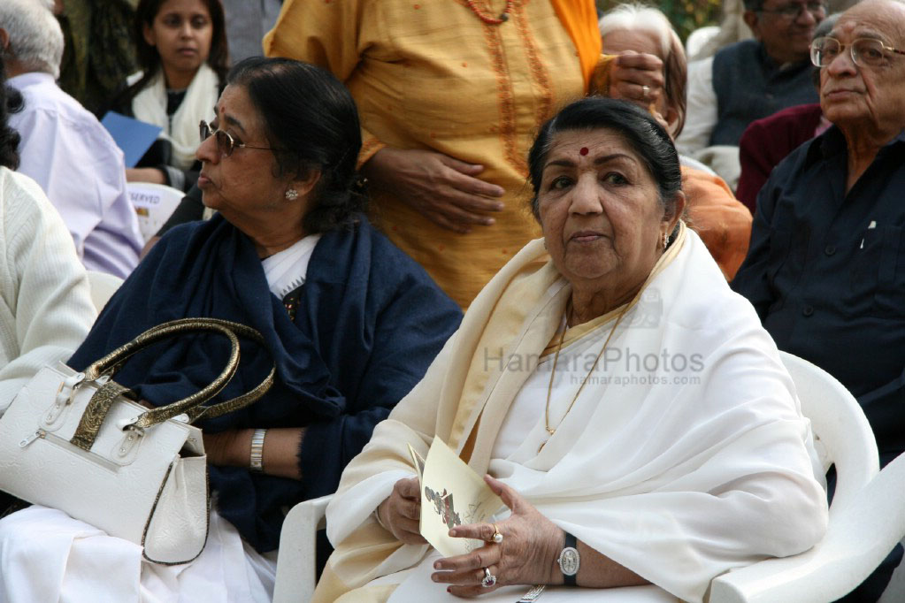 Lata Mangeshkar, Usha Mangeshkar at inauguration of Pichhwais of Shrinathji Exhibition 