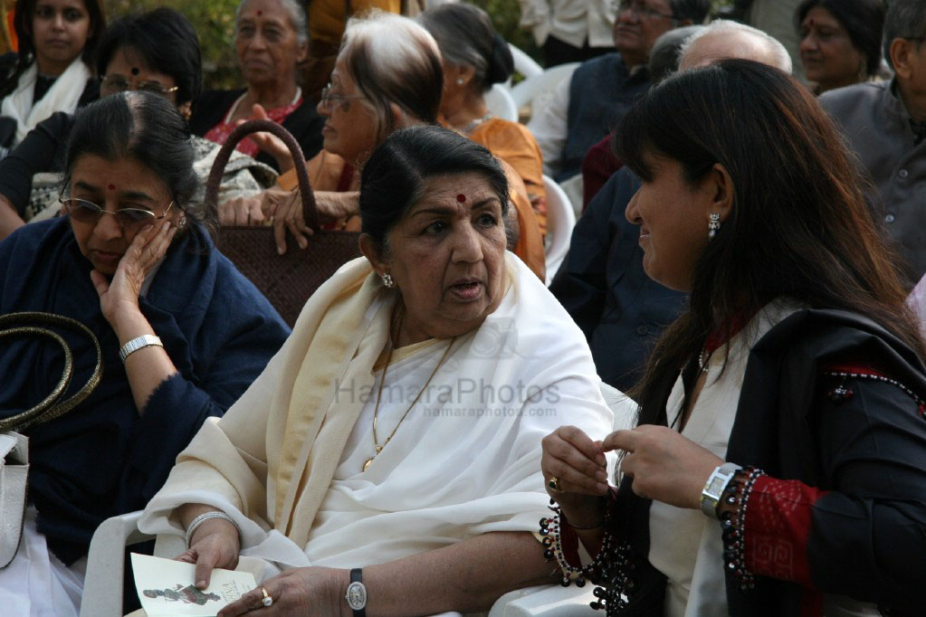 Lata Mangeshkar, Usha Mangeshkar at inauguration of Pichhwais of Shrinathji Exhibition 