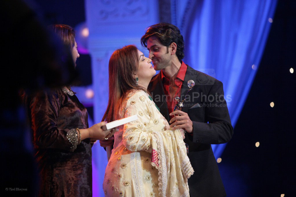 Neeta Ambani,Hrithik Roshan at Gr8's Women Achiever Awards in ITC Grand Maratha on Feb 26th 2008 