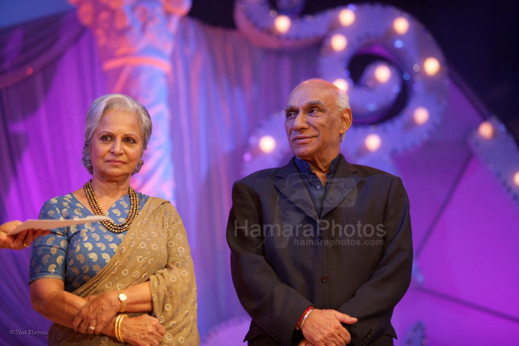 Waheeda Rehman,Yash Chopra at Gr8's Women Achiever Awards in ITC Grand Maratha on Feb 26th 2008 