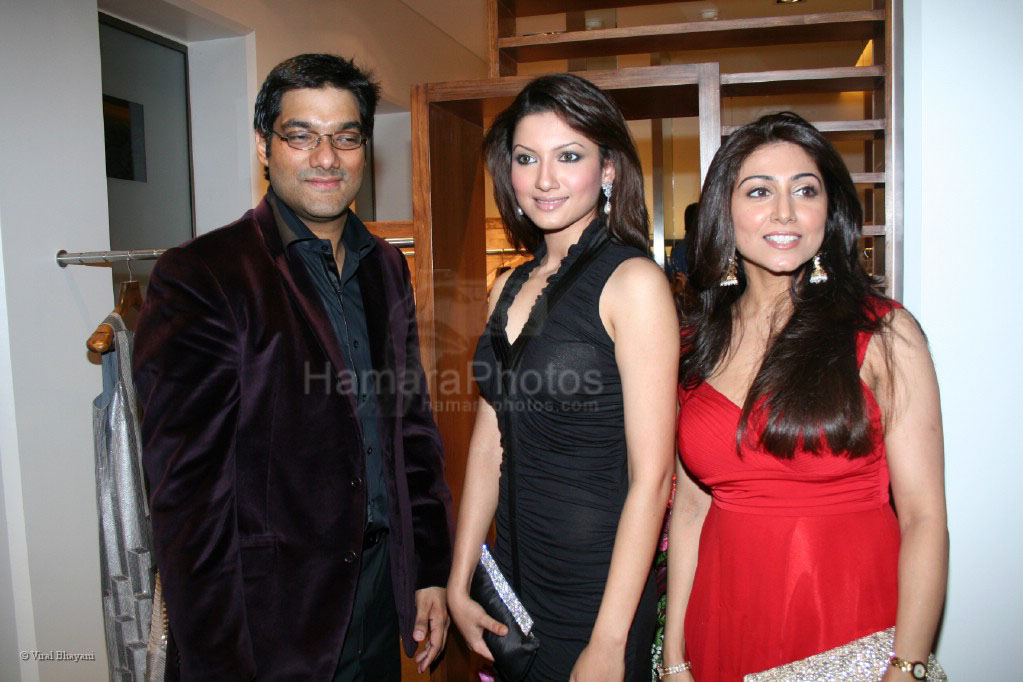 Gauhar Khan at the opneing of Chamomile by Kanchan and Vineet Dhingra at Khar on Feb 26 th 2008 