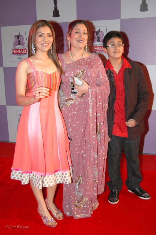 Govindas wife Sunita and daughter Narmada at Fair One 53rd Filmfare Awards in Mumbai on Feb 28th, 2008