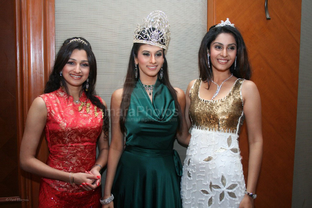 Pooja Kanwal, Shagun Sarabhai and Divya Parameshwaran at Miss India Worldwide bash hosted by HT City and Tijori Ent in JW Marriott on Feb 28th 2008