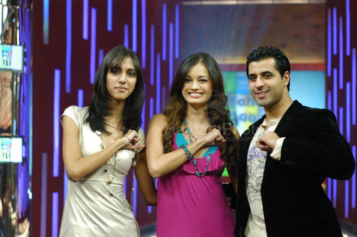 Dia Mirza with friends at Reliance Mobile _Kaho Na Yaar Hai_ on Star Plus on Feb 29th2008