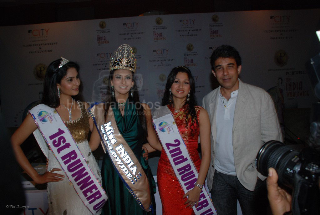 Deepak Tijori,Pooja Kanwal, Shagun Sarabhai and Divya Parameshwaran at Miss India Worldwide bash hosted by HT City and Tijori Ent in JW Marriott on Feb 28th 2008