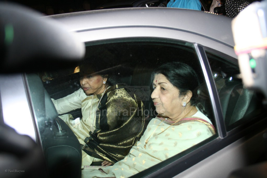 Asha Bhonsle, Lata Mangeshkar at Chief Minister Vilasrao Deshmukh son, Amit's wedding with TV actress Aditi Pratap Ghorpade in Mahalaxmi Race Course on 29th feb 2008 