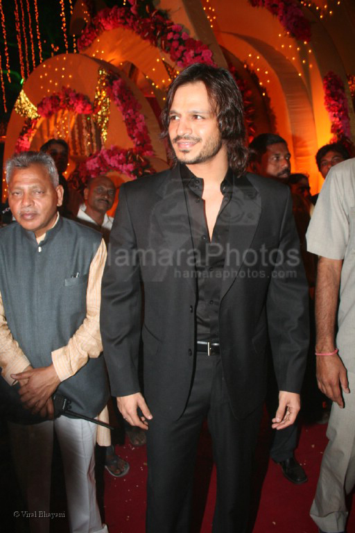 Vivek Oberoi at Chief Minister Vilasrao Deshmukh son, Amit's wedding with TV actress Aditi Pratap Ghorpade in Mahalaxmi Race Course on 29th feb 2008 