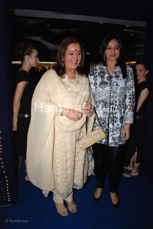 Poonam Sinha at Worlds longest fashion walk with 100 models at Skyzone, High Street Phoenix on 1st March 2008 