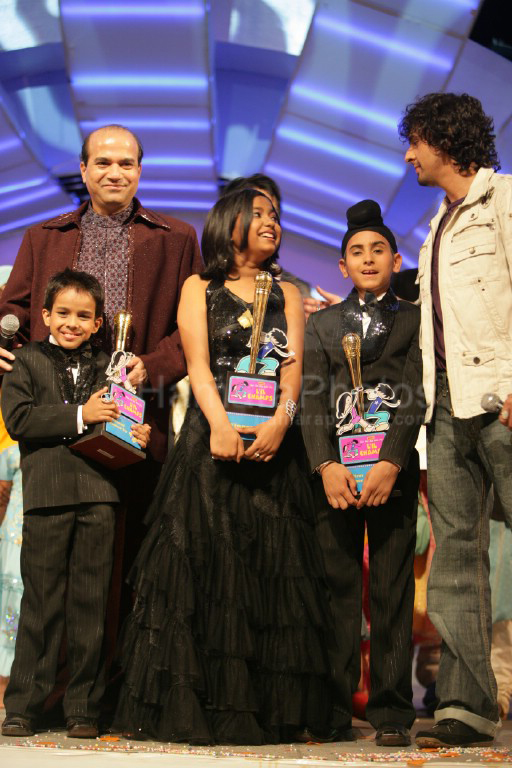Anamika Chaudhary, Rohanpreet Singh, Tanmay Chaturvedi, Suresh Wadkar, Sonu Nigam at the finals of Lil Champs on 1st March 2008 