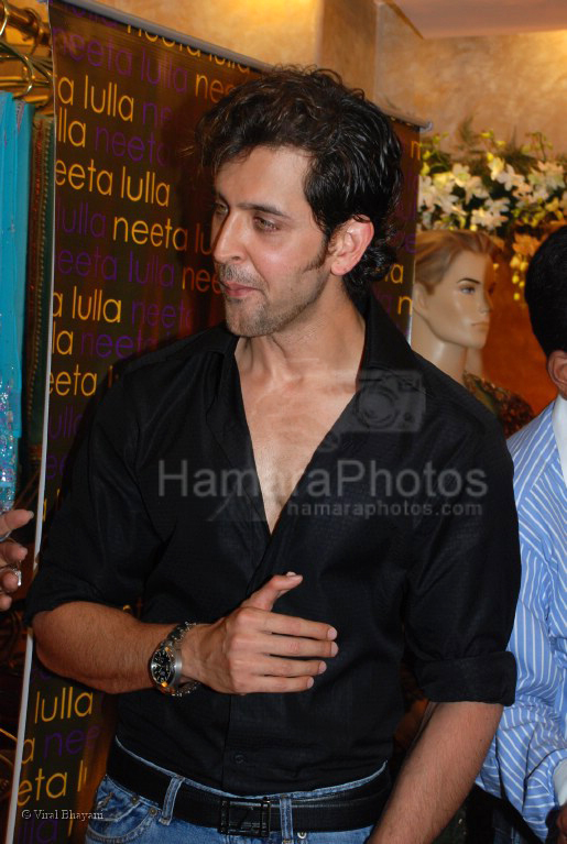 Hrithik Roshan at Neeta Lulla's store with the team of Jodhaa Akbar in Khar on March 1st 2008