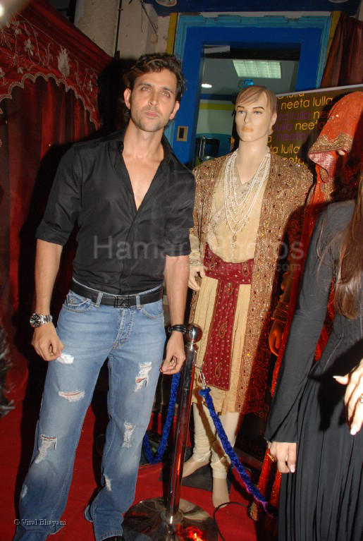 Hrithik Roshan at Neeta Lulla's store with the team of Jodhaa Akbar in Khar on March 1st 2008