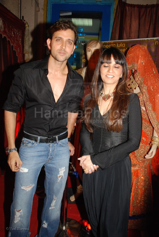 Hrithik Roshan,Neeta Lulla at Neeta Lulla's store with the team of Jodhaa Akbar in Khar on March 1st 2008