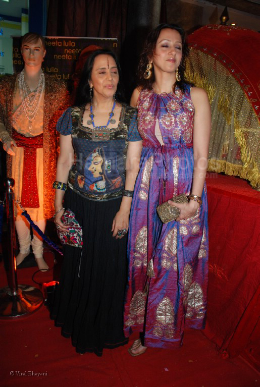 Ila Arun, Ishita Arun at Neeta Lulla's store with the team of Jodhaa Akbar in Khar on March 1st 2008