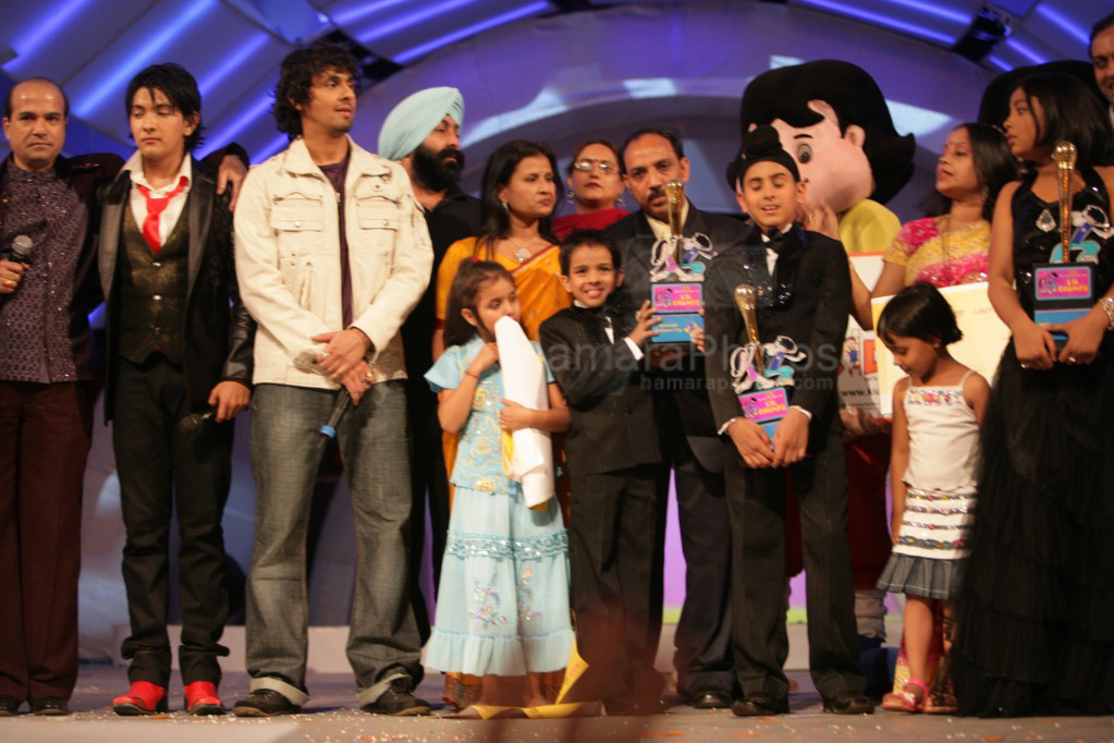 Anamika Chaudhary, Rohanpreet Singh, Tanmay Chaturvedi, Sonu Nigam, Suresh Wadkar, Aditya Narayan at the finals of Lil Champs on 1st March 2008 