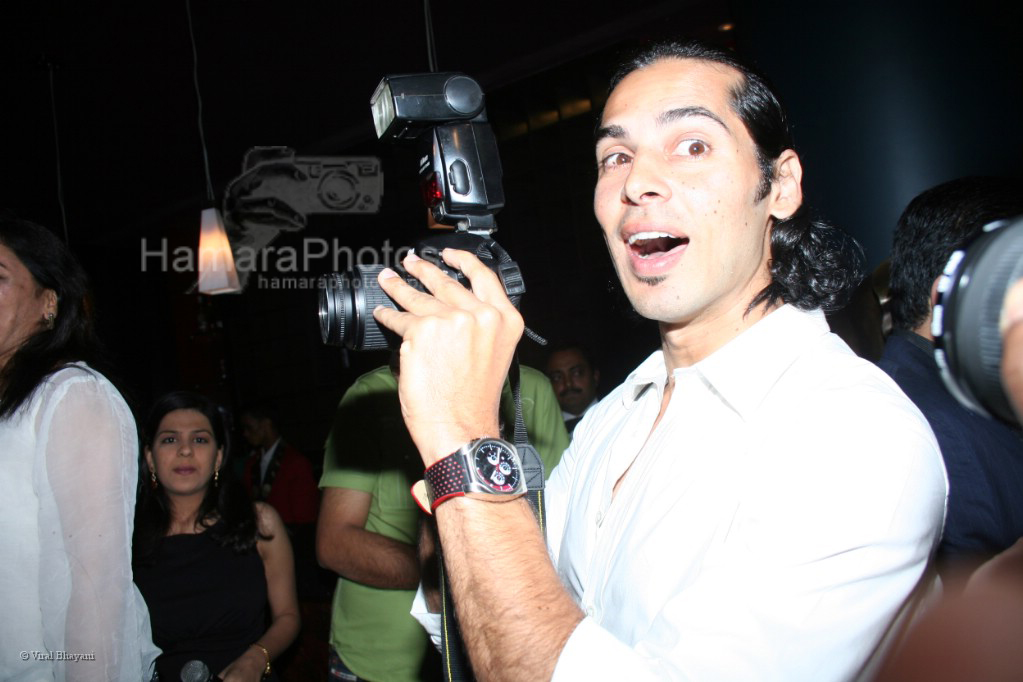 Dino Morea at the Bhram film bash hosted by Nari Hira of Magna in Khar on 2nd March 2008