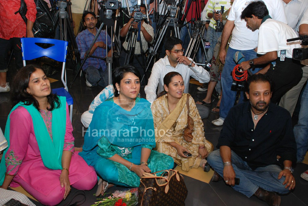 Priya Dutt launches Ritika Sahni's album Namee in Infiniti Mall on March 3rd 2008