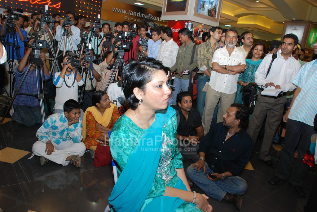 Priya Dutt launches Ritika Sahni's album Namee in Infiniti Mall on March 3rd 2008