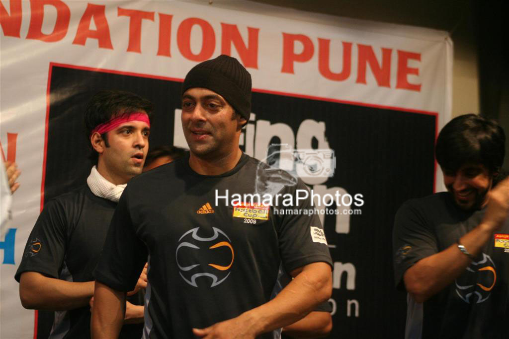Salman Khan,Aamir Ali,Aashish Chudhry at Salman Khan foundation football match in Pune on March 4th 2008