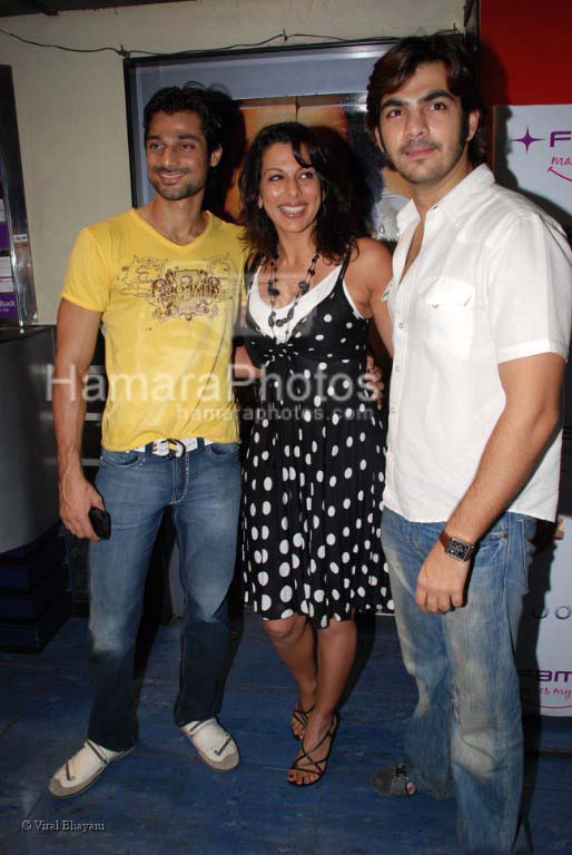 Pooja Bedi, Hanif,Karan Grover at 10,000 BC premiere in Fame, Andheri on March 5th 2008