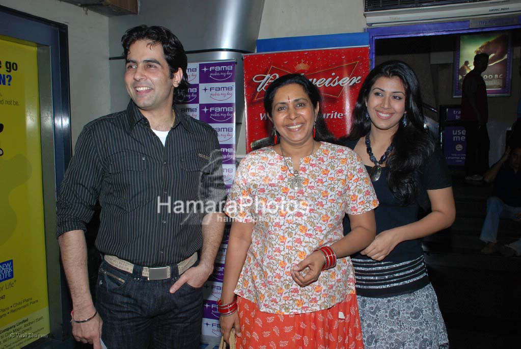 Aman Verma with family at 10,000 BC premiere in Fame, Andheri on March 5th 2008