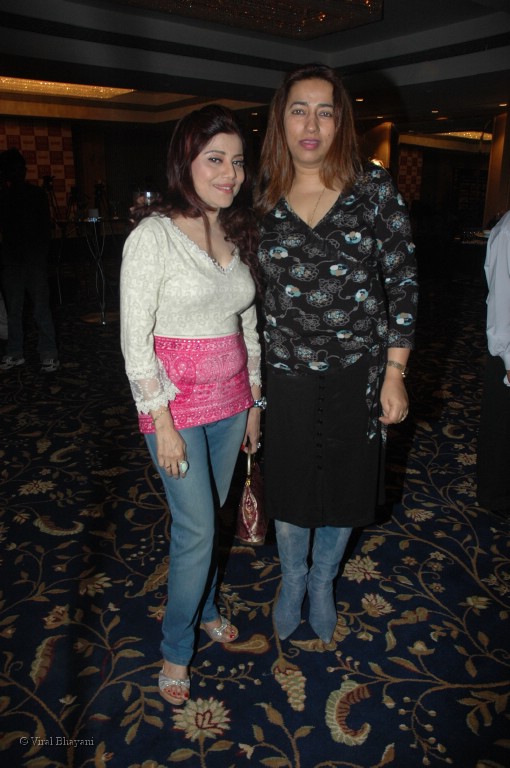 Sapna Mukherji with anu ranjan at Gr8 Magazines Anu Ranjans Womens day bash at Fun Republic on March 7th 2008