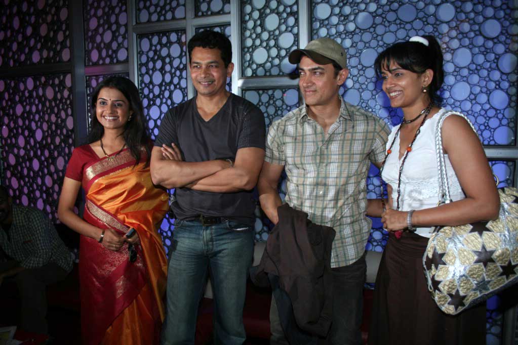 Atul Kulkarni, Aamir Khan, Sonali Kulkarni at Valu in Cinemax on March 8th 2008