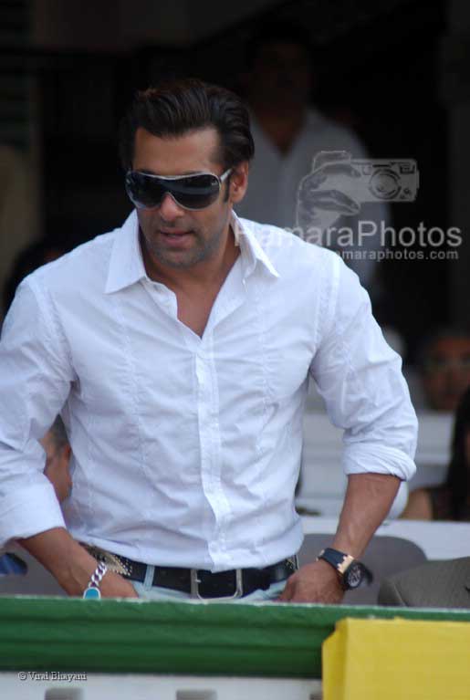 Salman Khan at CN Wadia Cup  in Mahalaxmi Race Course on March 9th 2008