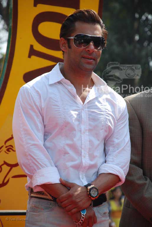 Salman Khan at CN Wadia Cup  in Mahalaxmi Race Course on March 9th 2008