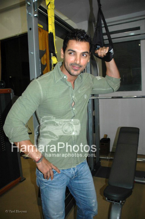 John Abraham at the launch of WATSON FITNESS in Khar Danda on March 13th 2008