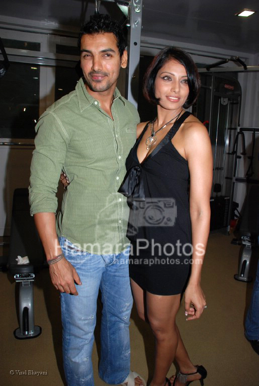 John Abraham, Bipasha Basu at the launch of WATSON FITNESS in Khar Danda on March 13th 2008