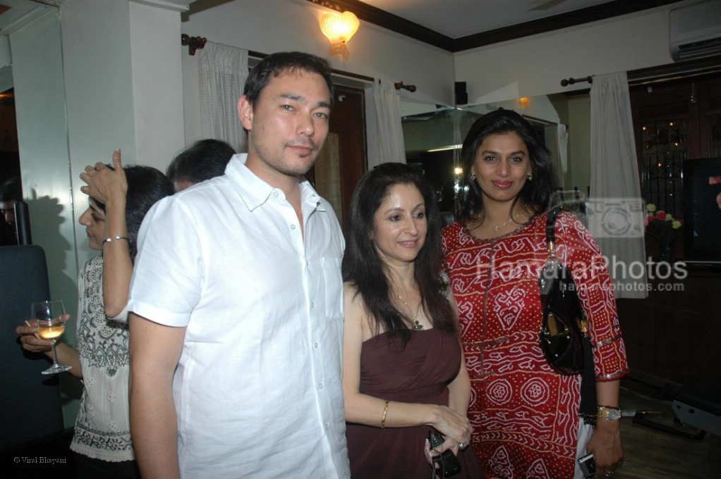 Kelly Dorjee, Zarine watson and Pinky Reddy at the launch of WATSON FITNESS in Khar Danda on March 13th 2008