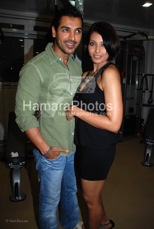 John Abraham, Bipasha Basu at the launch of WATSON FITNESS in Khar Danda on March 13th 2008