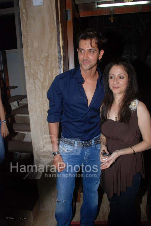 Zarine Watson,Hrithik Roshan at the launch of WATSON FITNESS in Khar Danda on March 13th 2008