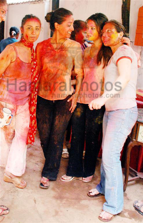 Divya Dutta, Raima Sen, Ria Sen at Shabana Azmi's holi bash at Her residence on March 22nd 2008