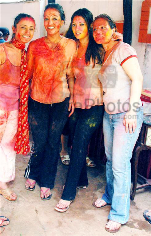 Divya Dutta, Raima Sen, Ria Sen at Shabana Azmi's holi bash at Her residence on March 22nd 2008 