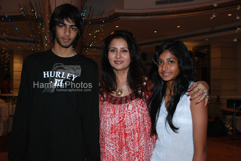 Poonam Dhillon with kids at Hrishikesh Pai bash in Mayfair Rooms on March 23rd 2008