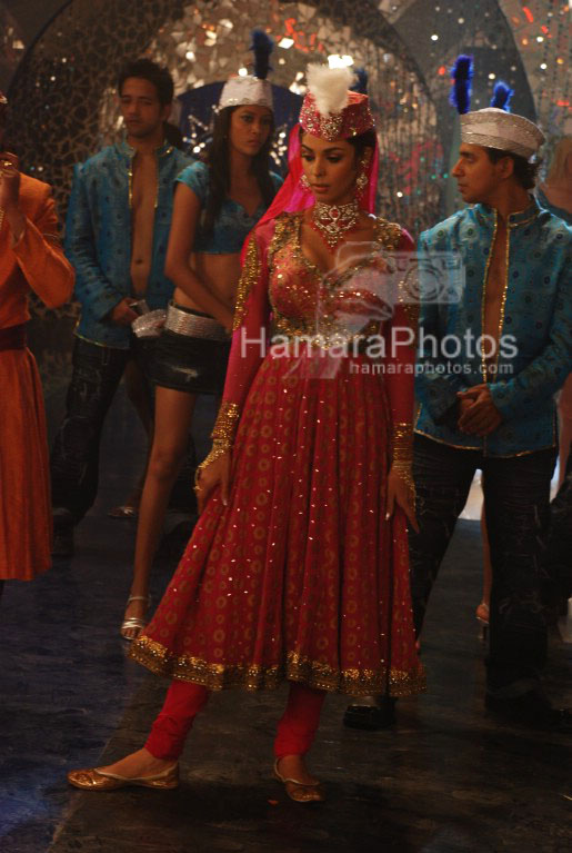 Mallika Sherawat on the sets of Maan Gaye Mughal-e-Azam at Filmistan on March 20th 2008