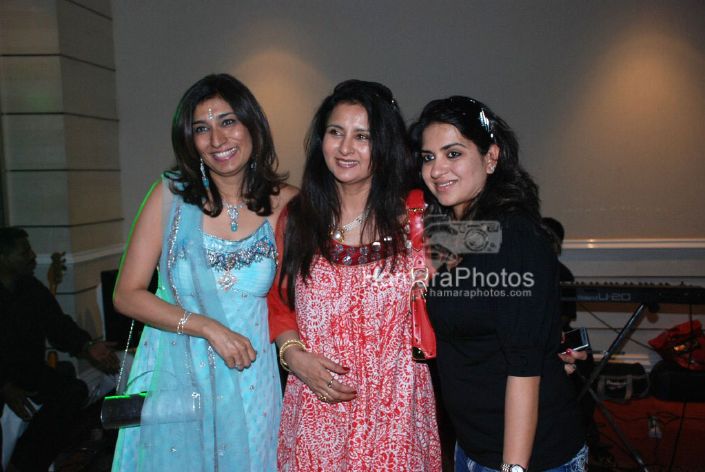 Rishma Pai, Poonam Dhillon and Shaina at Hrishikesh Pai bash in Mayfair Rooms on March 23rd 2008