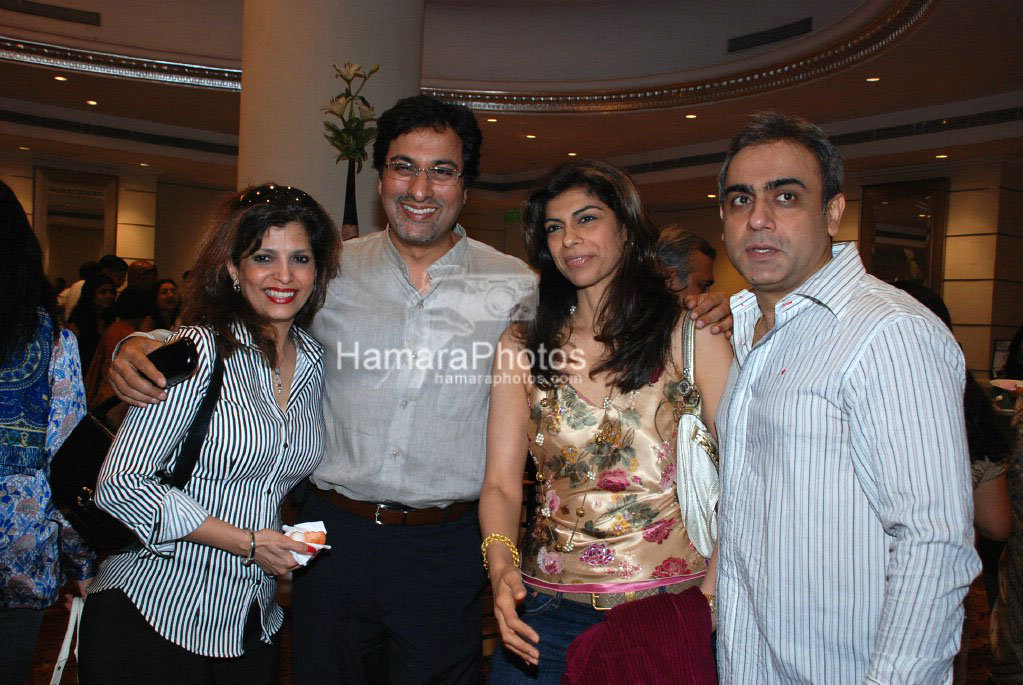 Talat Aziz with wife Zeb Kohli with husband Rajesh at Hrishikesh Pai bash in Mayfair Rooms on March 23rd 2008