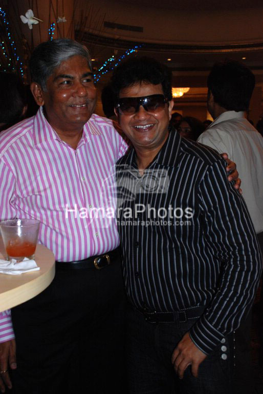 Vijay Kalantri with Viren Shah at Hrishikesh Pai bash in Mayfair Rooms on March 23rd 2008