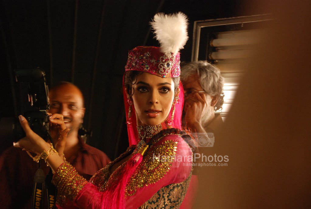 Mallika Sherawat on the sets of Maan Gaye Mughal-e-Azam at Filmistan on March 20th 2008