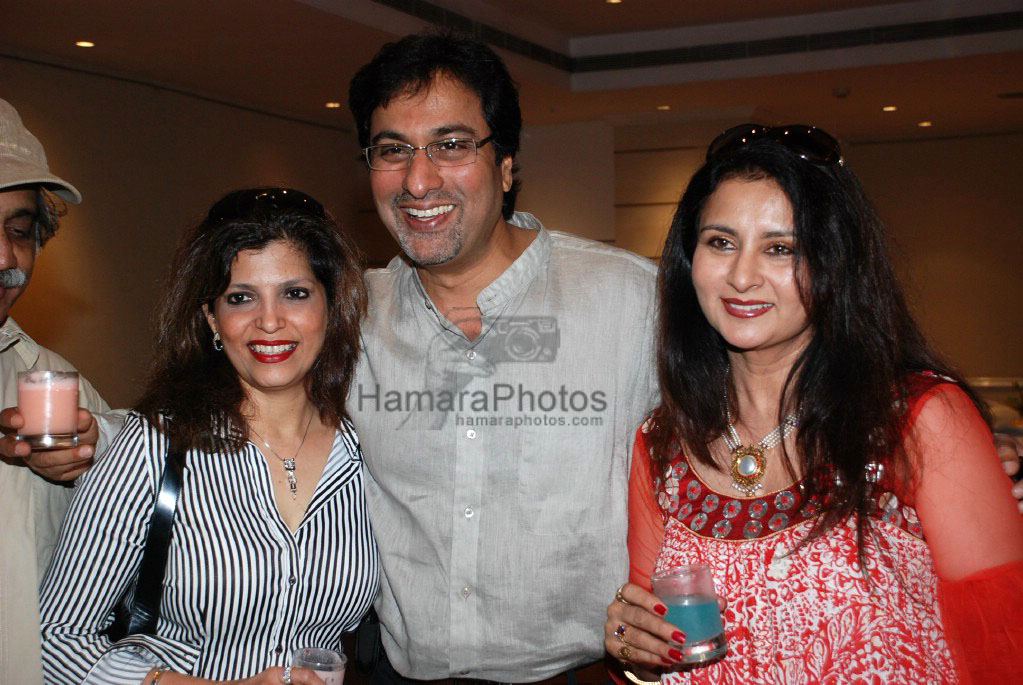 Talat Aziz with wife and Poonam Dhillon at Hrishikesh Pai bash in Mayfair Rooms on March 23rd 2008