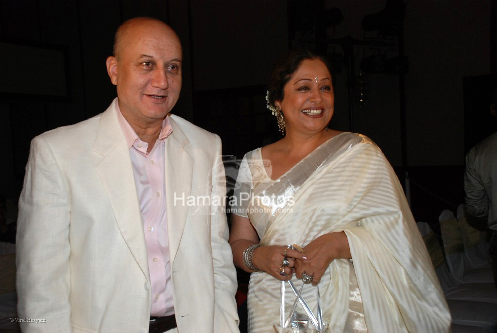 Anupam Kher with Kiron Kher at the Summer 2007 first look in The Club on March 25th 2008