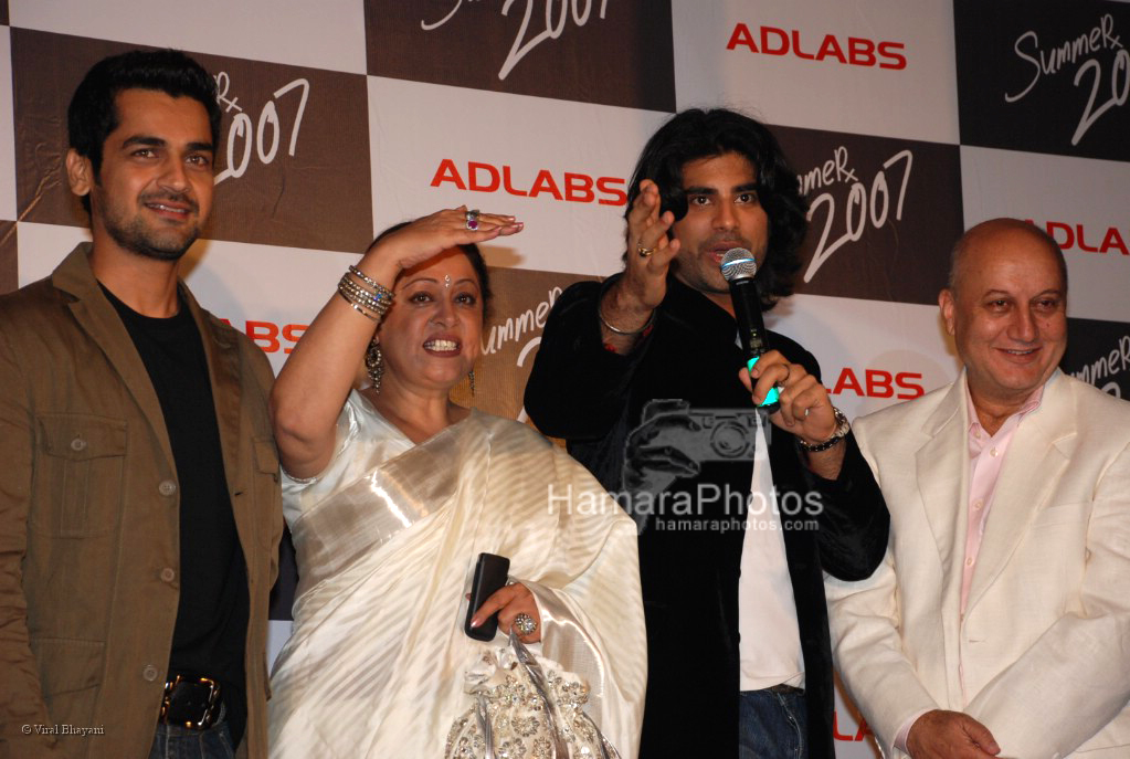 Anupam Kher, Sikander Kher and Kiron Kher at the Summer 2007 first look in The Club on March 25th 2008
